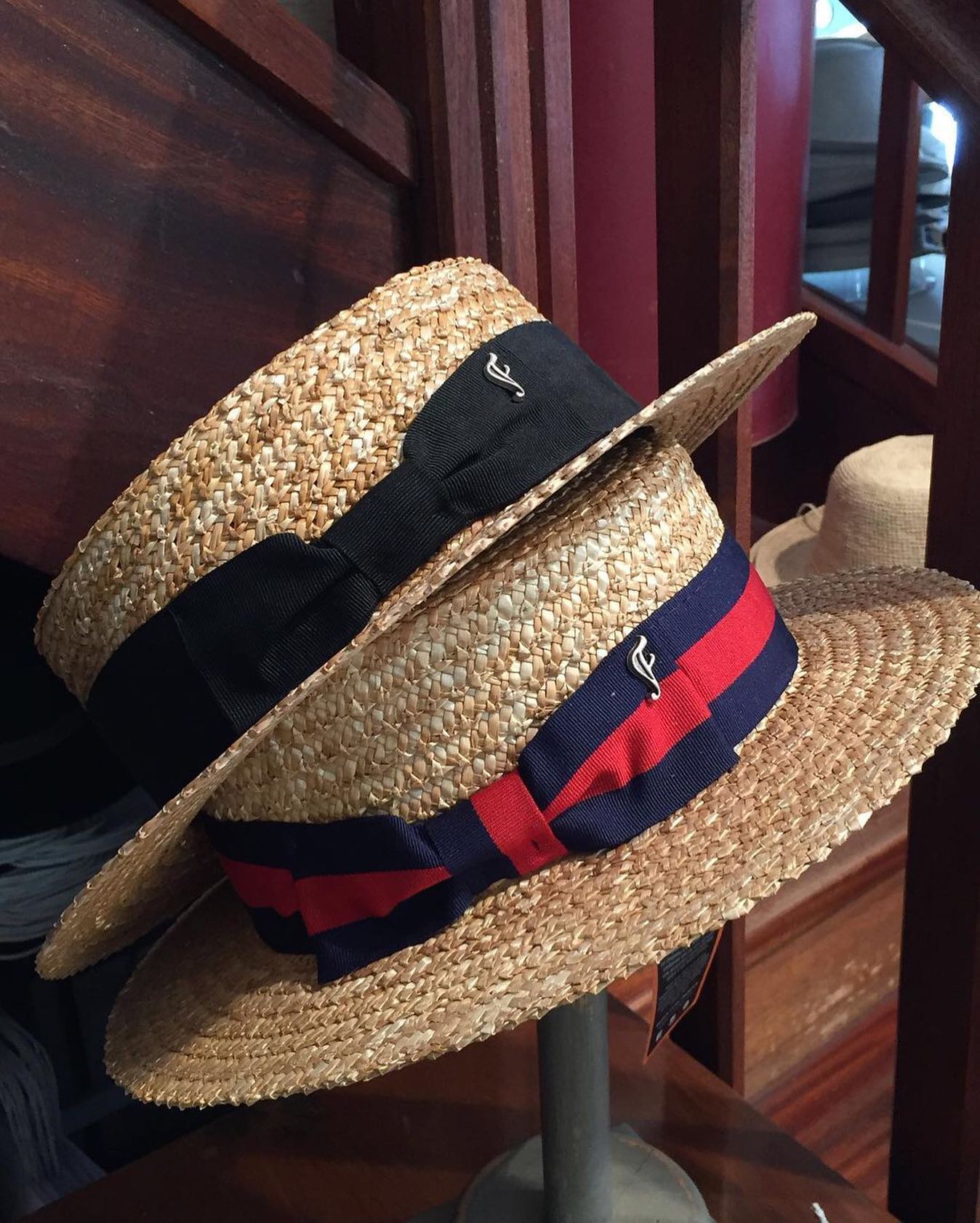 Découvrez tous nos modèles de chapeaux disponibles dans nos boutiques sur notre catalogue directement téléchargeable sur www.flechet.eu
.
Photo @la_parisienne_chapellerie